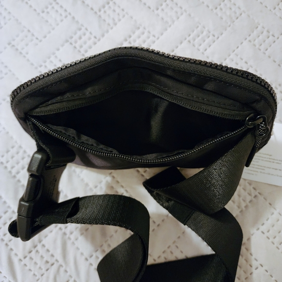 NWT Lululemon Everywhere Belt Bag in Black - Picture 3 of 7